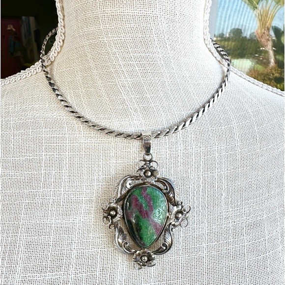 Large gorgeous ruby zoisite natural stone pendant sterling silver ornate setting - Picture 3 of 9